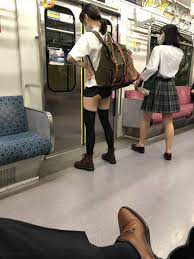 電車内でスカートめくれてパンツ丸見えの女が盗撮される - エロコスプレ