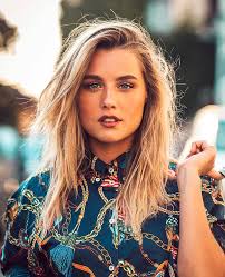 Her debut on tv happened in 2015, in tvi's production a única mulher. Kelly Bailey On Twitter