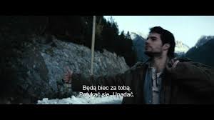 Pracownik huty dotyka ręką roztopiony metal. Czlowiek Ze Stali Oficjalny Zwiastun 1 Pl Youtube