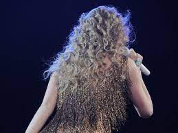 Taylor Swift gets a wedgie on stage, handles it rather well - OK! Magazine