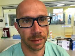 SPOLU TO DÁME. 👌 Děkujeme všem hrdinům. V boji proti koronaviru stojí v  první linii.🎖 Například lékař Peter Danko doslova zachraňuje životy v  havířovské nemocnici. Pracuje na interní JIP vyčleněné pro pacienty