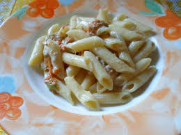 Tagliate i pistilli ai fiori di zucca, lavateli con delicatezza e lasciateli asciugare. Ricetta Penne Con Tonno Fiori Di Zucca E Panna Dolcidee