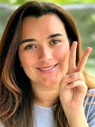 Honey, you're looking at my post, and you can't even say hi to me or you  don't love me anymore 💔it's me Cote de Pablo i love you all ♥️