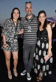 Όσο για την κατερίνα τσάβαλου έλαμπε με ένα μόνιμο χαμόγελο στα χείλια της, φορώντας ένα ριγέ λευκό και μαύρο φόρεμα μέχρι το γόνατο ενώ. Katerina Tsabaloy Ta Kila Poy Exase Meta Th Genna Kai H Nea Zwh Me Thn Korh Pics