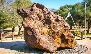El mesón de fierro constituía el más grande meteorito del mundo conocido en el siglo xix, que se encontraba en el sureste de santiago del estero, en la zona de paleocrateres y gran dispersión meteorítica denominada «campo del cielo» o «hatum pampa» por los indígenas. Escenarios Naturales En Santiago Del Estero