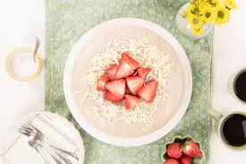 Marzipan fein schneiden, mit dem eiweiß in einen rührbecher geben und mit dem mixer (rührstäbe) auf mittlerer stufe zu einer glatten, weichen masse verrühren. Erdbeer Marzipan Torte Rezept Von Backen De