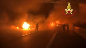 Il video della rapina messa a segno a palermo l'1 agosto 2015 durante la quale 5 criminali armati si impossessarono di 100mila euro in contanti. Auto In Fiamme Sull A1 All Altezza Di Lodi Vecchio Tentato Assalto A Portavalori La Repubblica