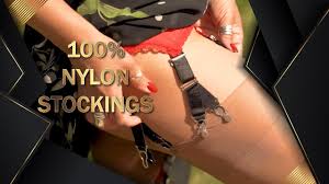 A l'heure où l'on nous parle d'une mode unisexe, la marque de bas nylon la dame de france fait de la résistance en proposant d'habiller les jambes des femmes de bas nylon avec ou sans couture. Femmes En Bas Couture Made In France Youtube