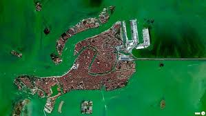 Weiße kommode mit holzkörben / landhaus in weiss n. Pamantul Vazut Din Satelit