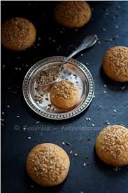 Ho letto diverse ricette, con o senza uova, con strutto ingredienti per circa 20 biscotti: Biscotti Al Sesamo E Anice Apriti Sesamo Note Di Cioccolato