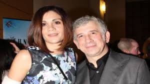 Ο πέτρος φιλιππίδης με την γοητευτική σύζυγό του πήγαν στο θέατρο και ήταν ευκαιρία για τον φωτογραφικό φακό να τους απαθανατίσει μαζί. Petros Filippidhs H Anna Maria Papaxaralampoys Apanta Stoys Isxyrismoys Toy H8opoioy Peri Sxeshs Ta Nea