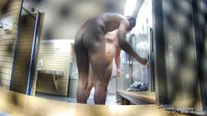 Видео снятое скрытой камерой в раздевалке полной голых мужиков