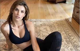 Elisabetta canalis (sassari, 12 settembre 1978) è una showgirl, modella e attrice italiana naturalizzata statunitense. Elisabetta Canalis Su Instagram Il Trucco Dietro Le Sue Foto