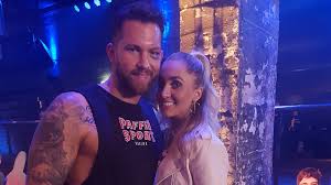 Mit 40 anderen menschen, die zu der mister. Oliver Sanne Jil Rock Erste Worte Nach Dem Heiratsantrag Kukksi Star News Beauty Und Trends