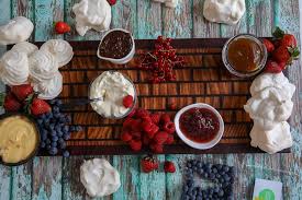 Images of a seriously enviable diy pavlova grazing board have set the internet alight, leaving many people with serious festive treat envy. Keto Pavlova Dessert Grazing Platter Mad Creations Hub