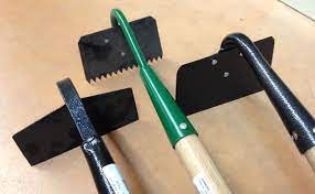 la binette outil de desherbage ou d aeration du sol desherbage outils jardinage outils
