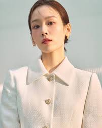 Webtoon producer Seo Mi-rae (#JISOO), who desires a love without risks,  embarks