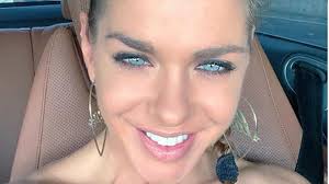 Henrietta heni dér (born 17 april 1986) is a hungarian singer. Illetektelennek Adta Meg A Jelszavat Der Heni Nlc