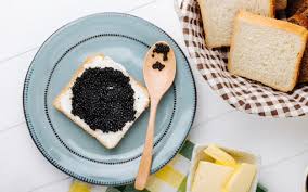Caviar Noir Dans Un Bol Avec Des Cuilleres Et Une Louche Photo Gratuite