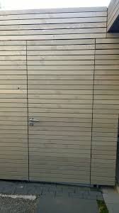 Tur Gerateraum In Die Holzverkleidung Aus Larche Rhombusleisten Integriert Uber Alle Holzverkleidung Haus Holzverkleidung Fassade Holztur Gartenhaus