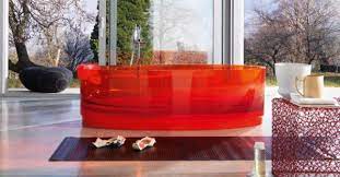 In questo catalogo potrete trovare un'ampia selezione di vasche da bagno di diverse forme (rettangolari, angolari, quadrate e circolari), modelli dal sapore classico con piedini e vasche freestanding installate a centro stanza. Vasche Da Bagno Colorate