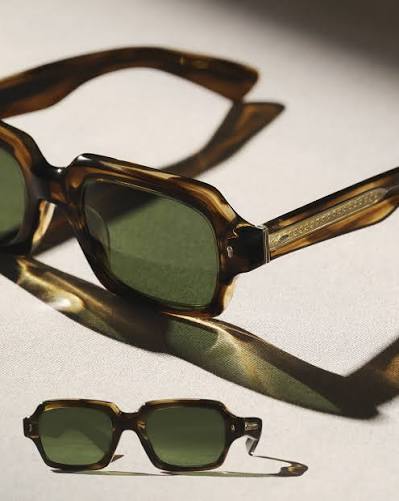 DEVANEY 18K embodies a vibrant blend of rebellion and glamor, channeling  musical icons of the era. This rectangular sunglass features bold materials  and beveled details, embodying the distinctive character of the NINETEEN