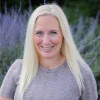 Amanda Sager's Instagram, Twitter & Facebook