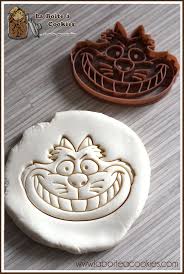 Emporte Piece Chat De Cheshire Alice Au Pays Des Merveilles Cookie Cutter Cheshire Cat Alice In Wo Alice In Wonderland Cakes Cookie Art Chocolate Truffles