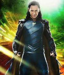Студия marvel выпустила постеры к первому сезону сериала про бога обмана локи. Pozhiloj I Molodoj Loki Na Izumrudnom Postere