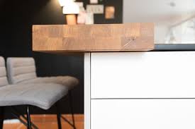 Weisse Kochinsel Mit Dunkler Arbeitsplatte Und Theke Aus Vollholz Designerkuche Vom Schreiner Kuchen Theke Ideen Arbeitsplatte Holz Kuche Tresen