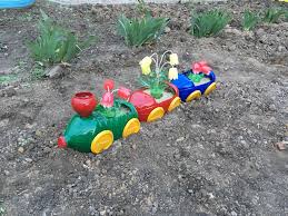 поделки для детского сада на улицу из пластиковых бутылок Parovozik Iz Plastikovyh Butylok Cvety Iz Plastikovyh Stakanchikov Rastishka Podelki Iz Plastikovyh Butylok Podelki Plastikovye Stakanchiki Detskie