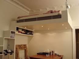 Kinderzimmer Mit Hoher Decke Und Hochbett Mit Treppe Aus Einem Regal Loft Betten Losungen Fur Kleine Raume Tumblr Zimmer Klein