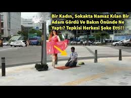 Bir Kadin Sokakta Namaz Kilan Bir Adam Gordu Ve Bakin Onunde Ne Yapti Tepkisi Herkesi Soke Etti Youtube