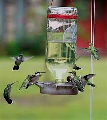 Oiseaux 15 Inspirations Diy Pour Leur Fabriquer Un Abreuvoir En 2020 Jardin Dans Une Bouteille Abreuvoir Oiseaux Mangeoires Pour Oiseaux Faites Maison