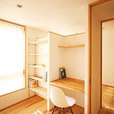 明るい光が差し込む子供部屋 造作の棚やデスクはスぺースを有効に活用 平屋 愛知県注文住宅 新築 名古屋工務店 愛知県工務店 注文住宅 春日井注文住宅 石壁 kisetsu マイホーム 名古屋注文住宅 明るい子供部屋 ブラインド サッシ オリジナルキッチン 建築 設計事務所