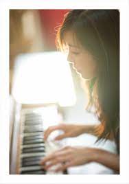 Pin By Paola Ramirez On Photos 3 Music Photography Piano Photoshoot Piano Photography