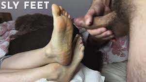 자기 전에 발바닥과 발가락에 사정 야동 | xHamster