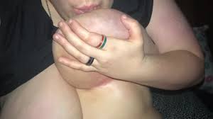 Толстая корова сосет и играет со своим выменем