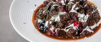 Das Perfekte Gulasch Rezept Mit Portwein Und Altem Balsamico Rezept Gulasch Rezepte Gulasch Lebensmittel Essen