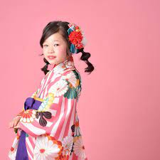 今日の7歳さん 7月のキャンペーンで7歳七五三の和装が半額 なので帯だけじゃなくて袴も着たい そんな方が多いです 帯の時はピシッと決めて 袴の時はちょっと可愛らしく たまねぎヘアも大人気です 着てみたい や disney princess princess