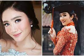 Look makeup ini cocok bgt buat acara wisuda, gak cma wisuda aja sih, menurut aku look makeup ini juga cocok bgt buat acara kondangan, pesta atau acara yang lain. 7 Langkah Mudah Bikin Tampilan Makeup Natural Buat Wisuda