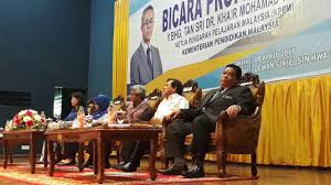 Kementerian pendidikan malaysia (kpm) menyediakan garis panduan pembukaan semula sekolah untuk dipatuhi para guru strim langsung sidang media kementerian pendidikan malaysia (kpm) oleh menteri kanan pendidikan, dr mohd radzi md jidin. Bicara Profesional Y Bhg Tan Sri Dr Khair Mohamad Yusof Ketua Pengarah Pelajaran Malaysia Kpm Pusat Kegiatan Guru Tawau