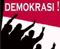 Selain pengertian demokrasi yang sudah disinggung secara umum di atas, para ahli juga memberikan pengertian dari demokrasi seperti pengertian demokrasi menurut hans kelsen yaitu suatu pemerintahan yang diadakan serta dilaksanakan oleh rakyat dan untuk rakyat itu sendiri. Demokrasi Pengertian Macam Prinsip Ciri Sejarah Contoh