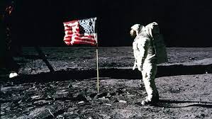 The american astronaut neil armstrong was the first person to walk on the moon. Mondlandung Neil Armstrong Als Erster Mensch Auf Dem Mond Ndr De Geschichte