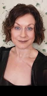 What are some styles for curly or wavy hair?