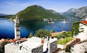 It is located on the adriatic sea and is a part of the balkans, sharing borders with serbia to the northeast, bosnia and herzegovina to the north and west, kosovo to the east. Chernogoriya I Ee Osobennosti