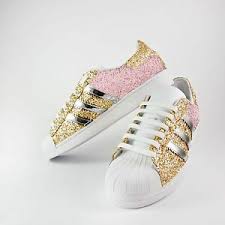 Adidasmarkası 100 yılı aşkın tecrübesi ile halen spor giyim ürünleri tasarlamaktadır. Schuhe Adidas Superstar Mit Glitter Rosa Gold Mehr Verspiegeltes Glas Silber Ebay