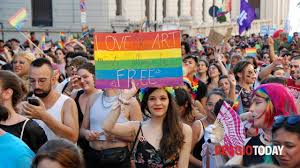 La sfilata del Reggio Calabria Pride colora la città con giovani e famiglie