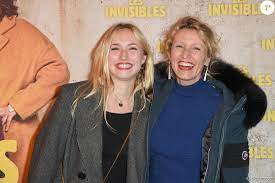 1863, dans un convoi qui progresse vers l'ouest avec l'espoir d'une vie meilleure, le père de martha jane se blesse. Chloe Jouannet Et Sa Mere Alexandra Lamy Avant Premiere Du Film Les Invisibles Au Cinema Gaumont Opera A Paris Le 7 Janvier 2019 C Coadic Guirec Bestimage Purepeople