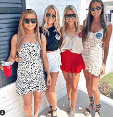 I would definitely be an alabama fan. 14 Insanely Cute College Game Day Outfits Worthy Of An Instagram Picture By Sophia Lee